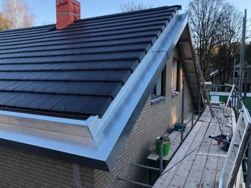 Zinken dakgoot van een hoekhuis.